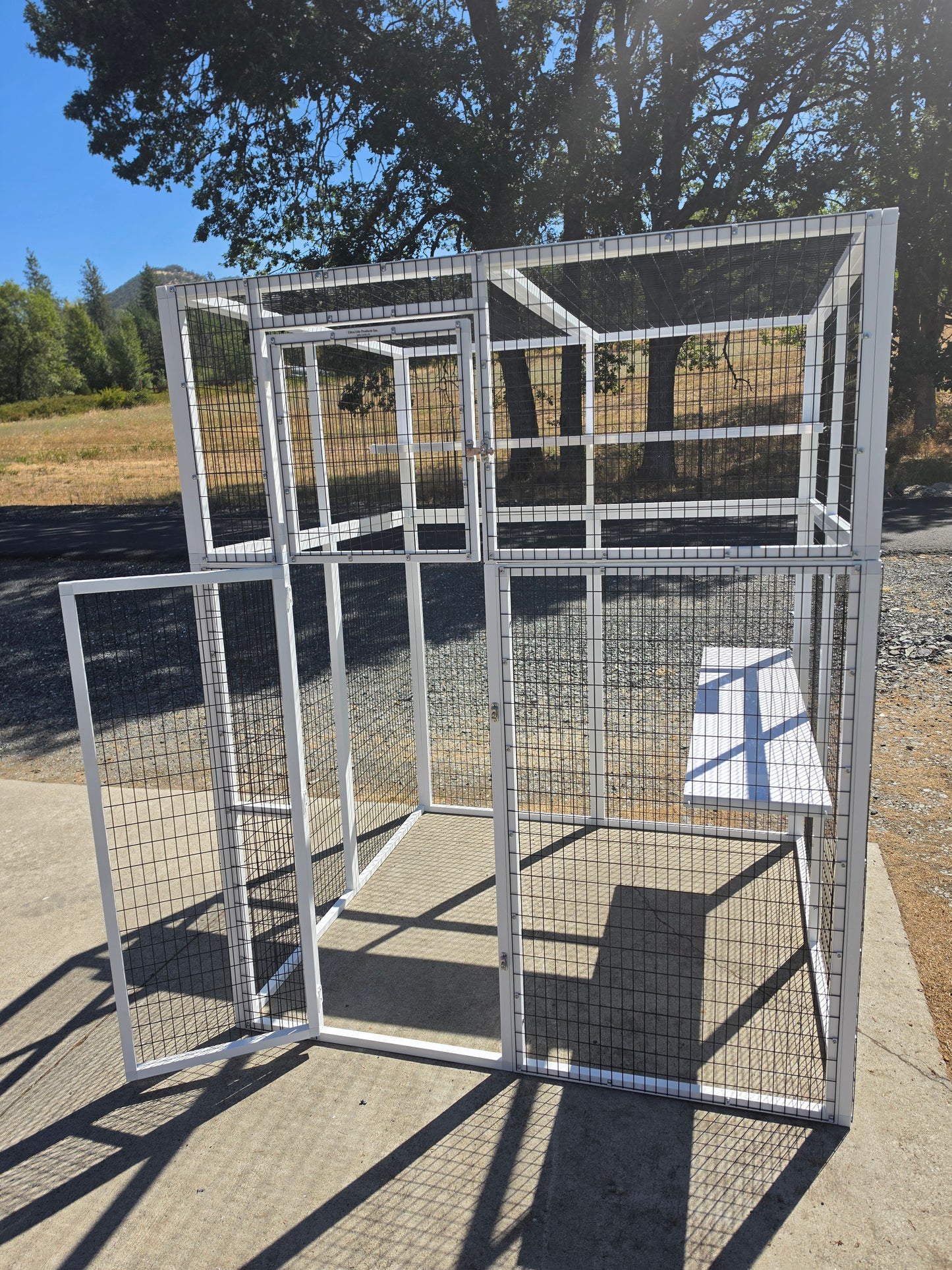 WALK-IN ENCLOSURE MODEL 560