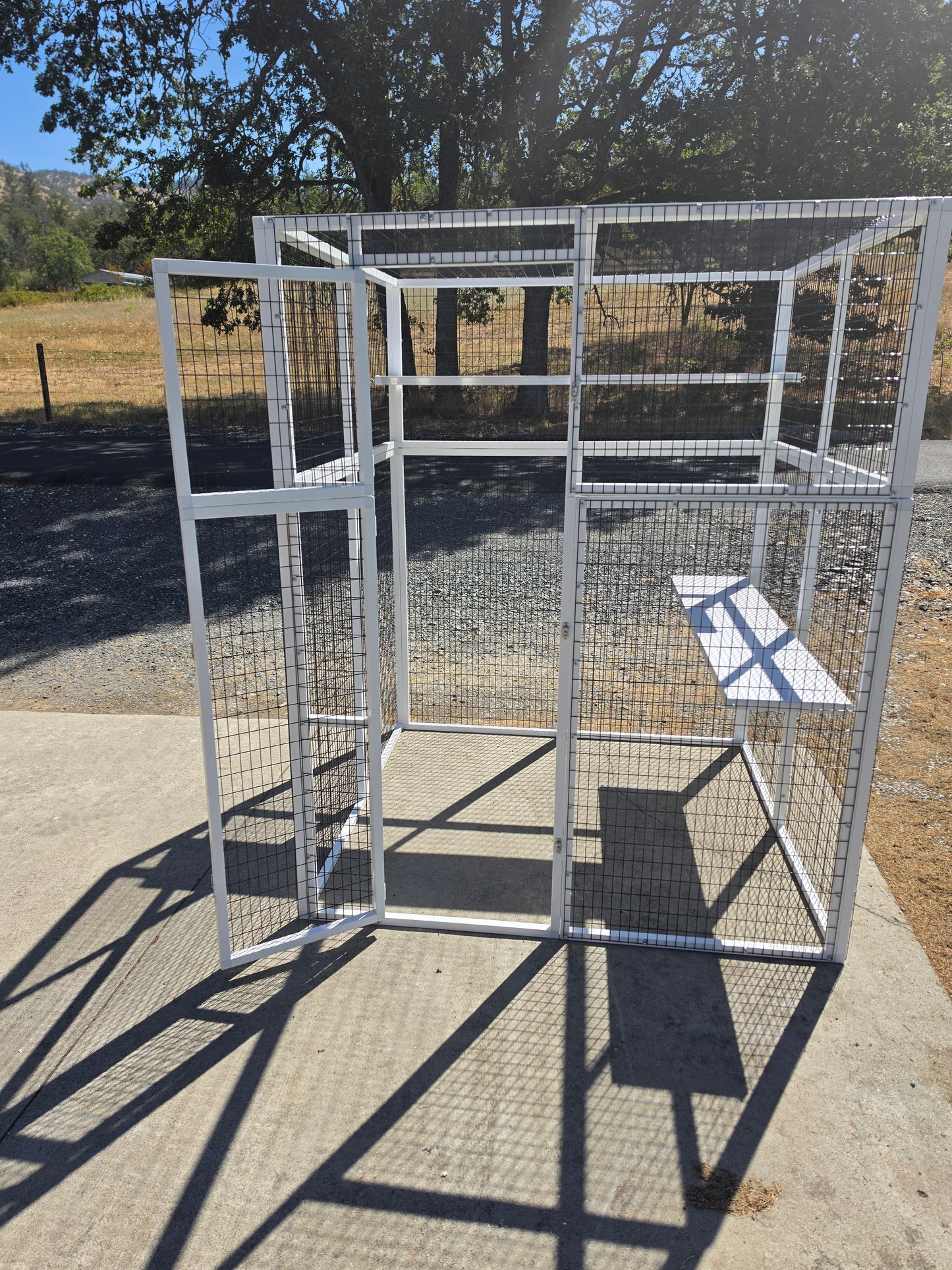 WALK-IN ENCLOSURE MODEL 560