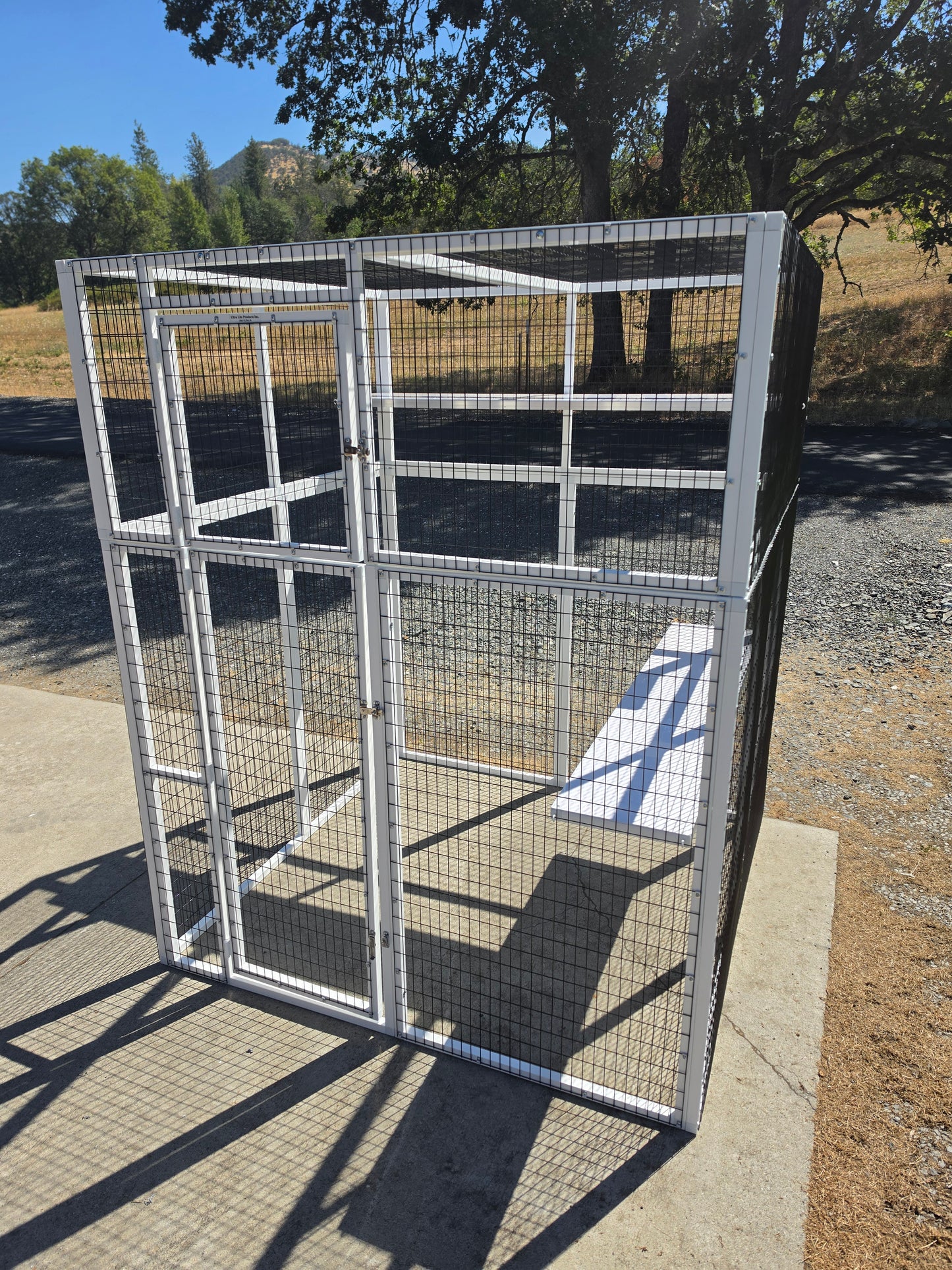 WALK-IN ENCLOSURE MODEL 560
