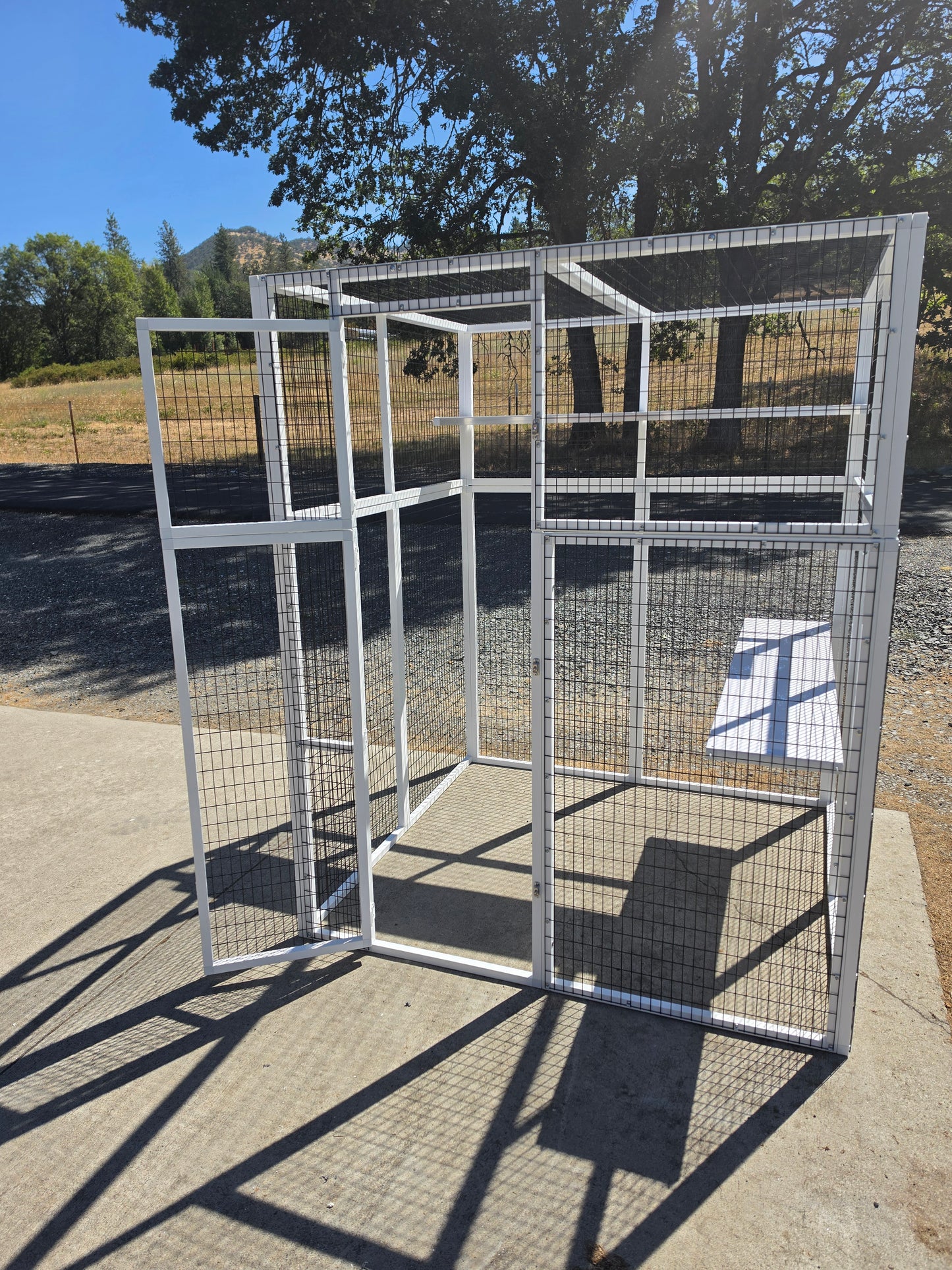 WALK-IN ENCLOSURE MODEL 560