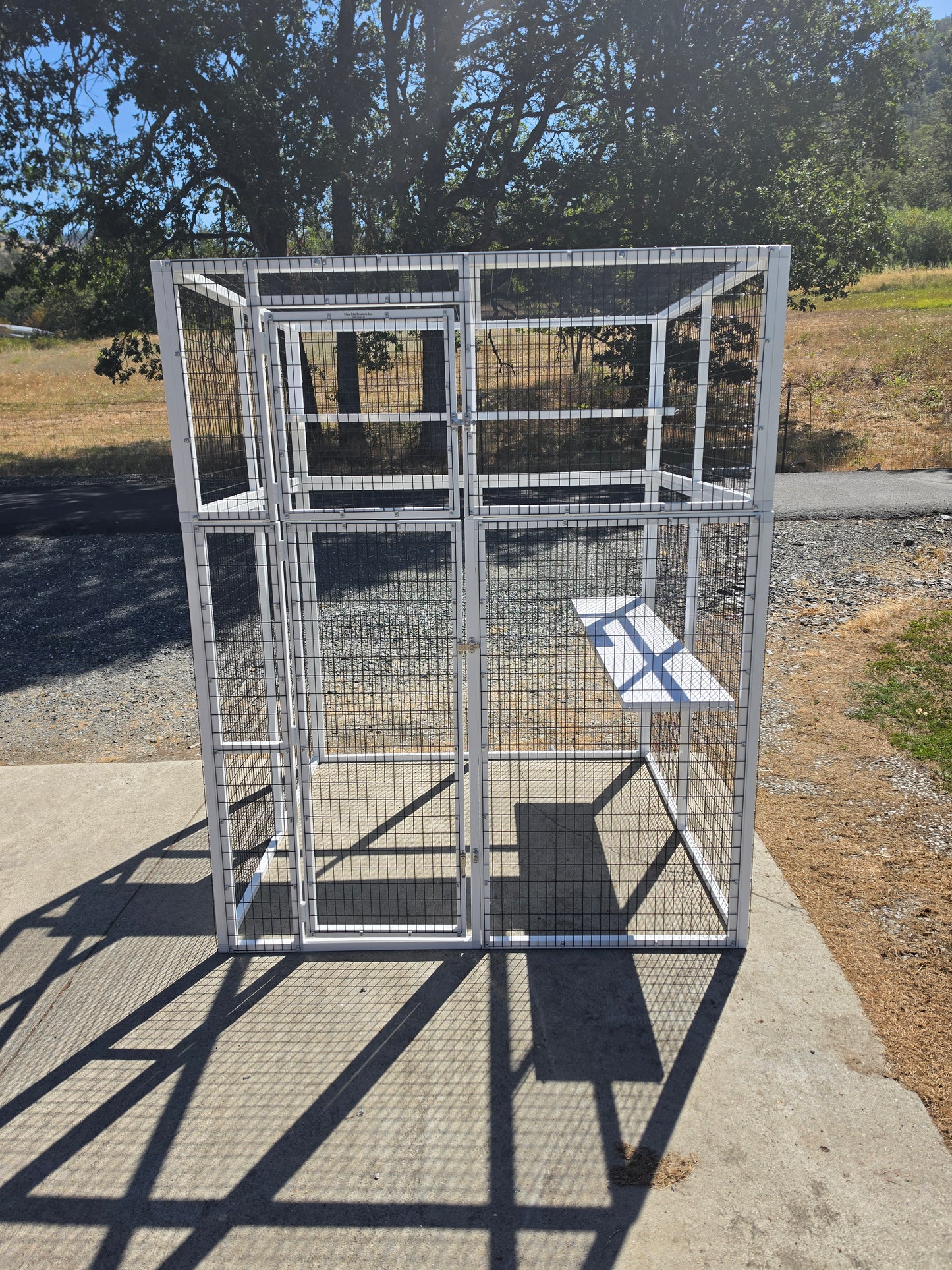 WALK-IN ENCLOSURE MODEL 560
