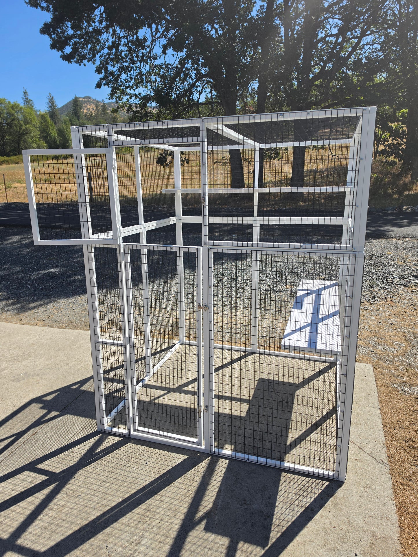 WALK-IN ENCLOSURE MODEL 560