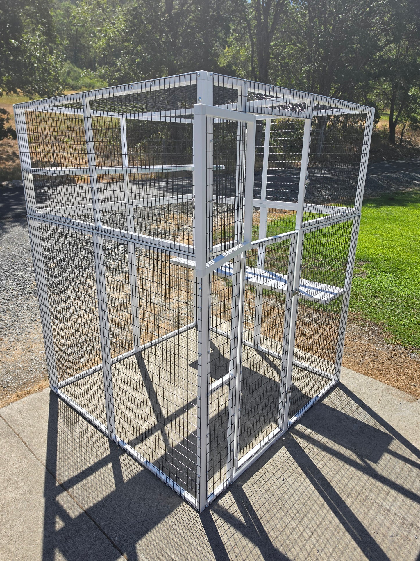 WALK-IN ENCLOSURE MODEL 560
