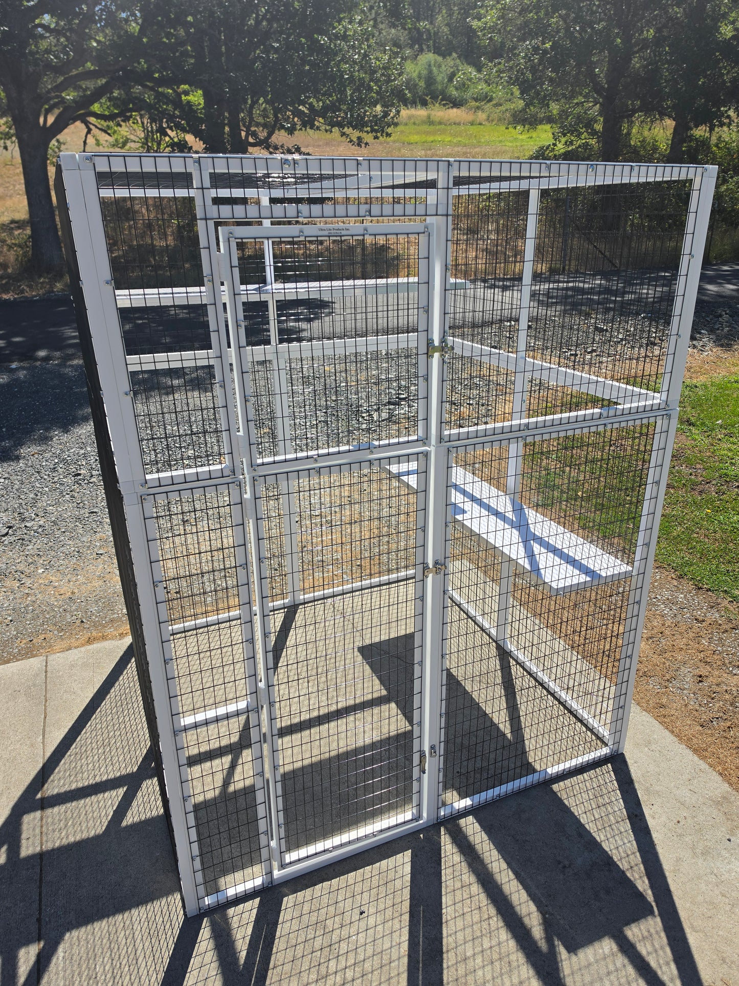 WALK-IN ENCLOSURE MODEL 560