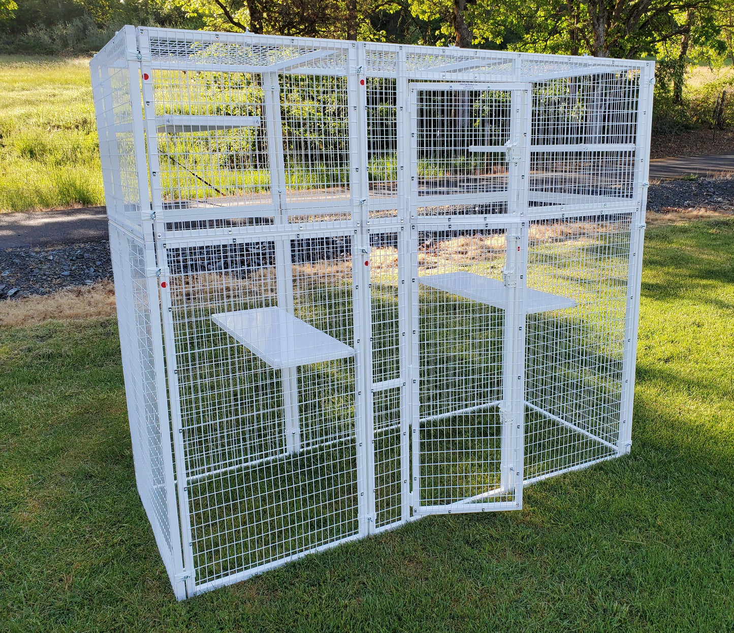 WALK-IN ENCLOSURE MODEL 555