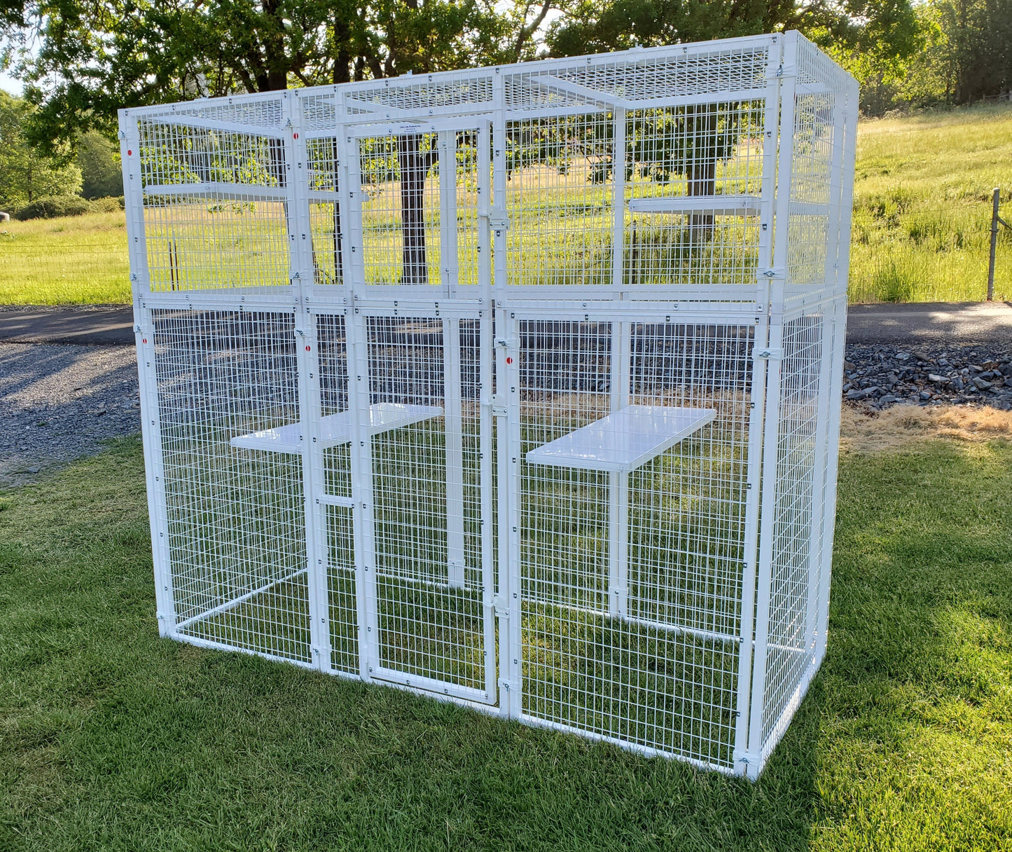 WALK-IN ENCLOSURE MODEL 555